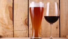 Bei mai des un pahar cu bere sau unul cu vin?